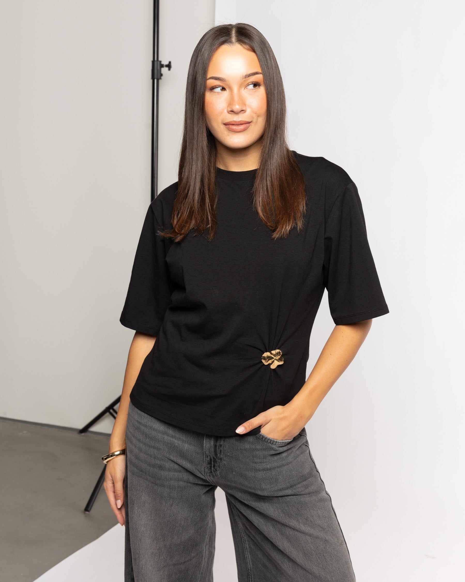 BROCHE TEE BLACK