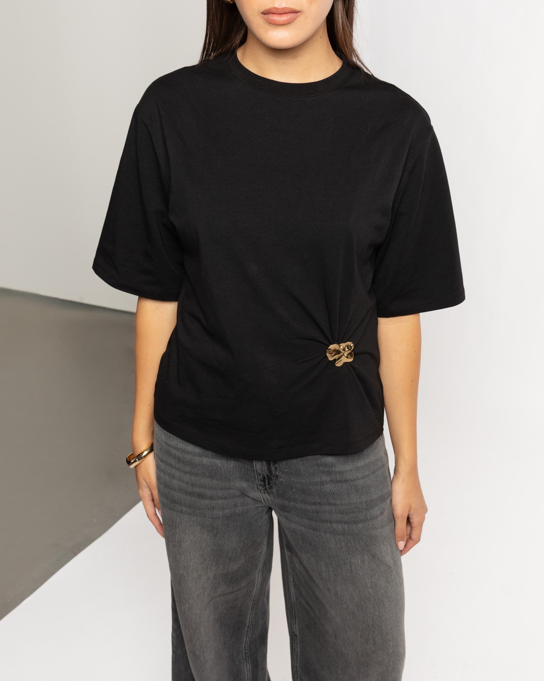 BROCHE TEE BLACK