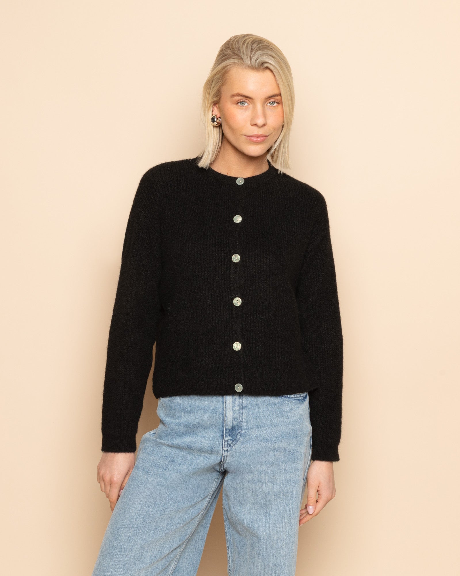 AMARA BOUCLE CARDIGAN ZWART