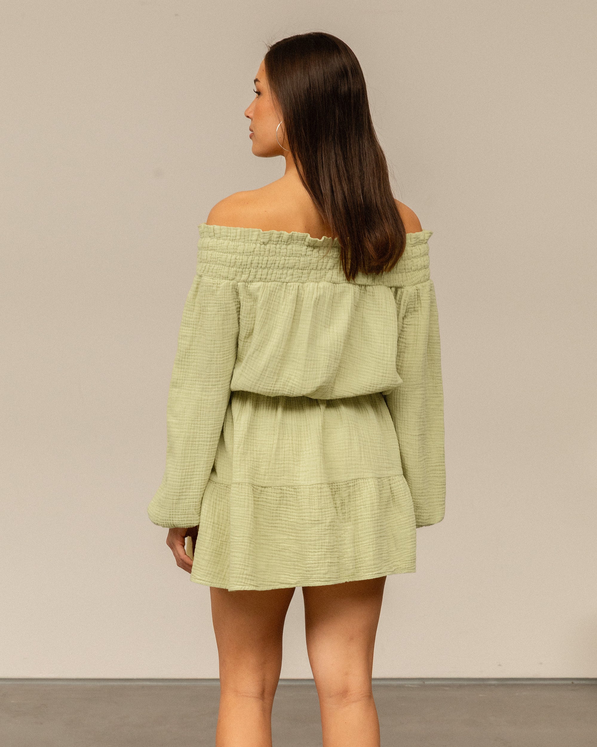 MOUSSELINE OFF SHOULDER DRESS LICHT OLIJFGROEN