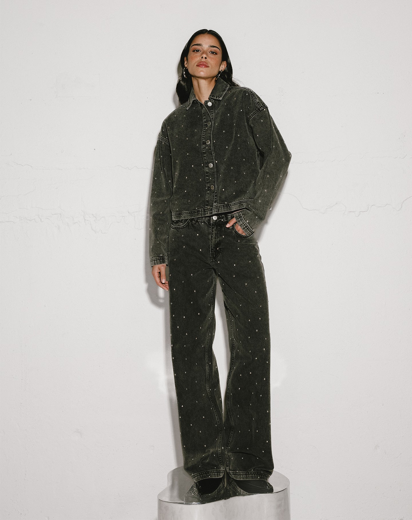 ALLOVER STUD DENIM JACKET GRIJS