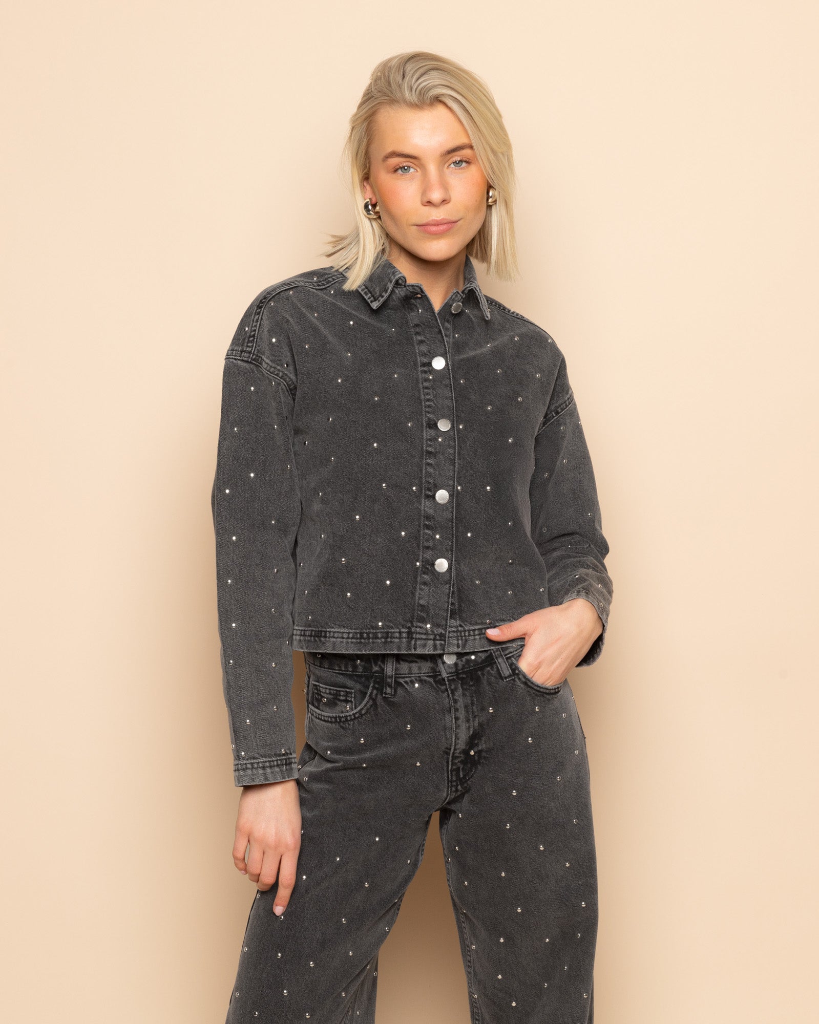 ALLOVER STUD DENIM JACKET GRIJS