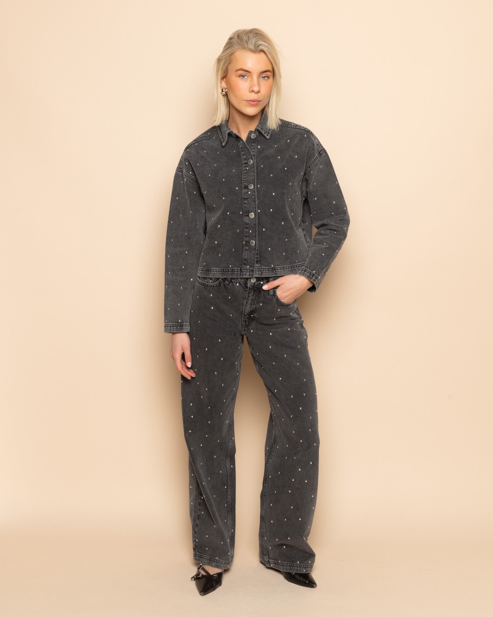 ALLOVER STUD DENIM JACKET GRIJS