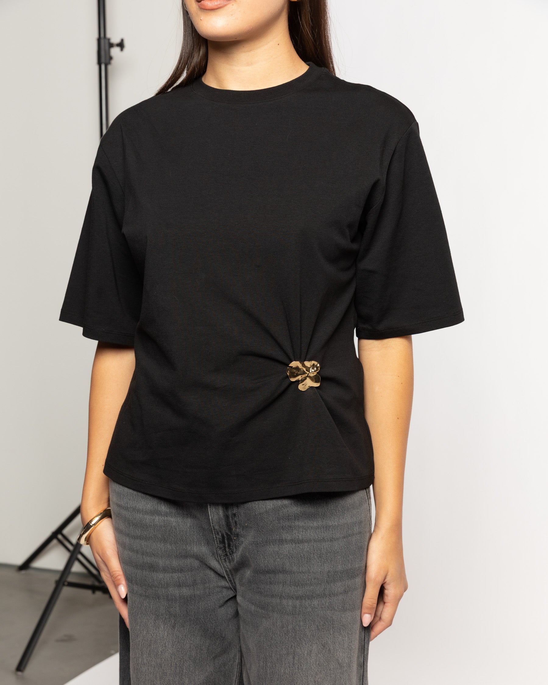 BROCHE TEE BLACK
